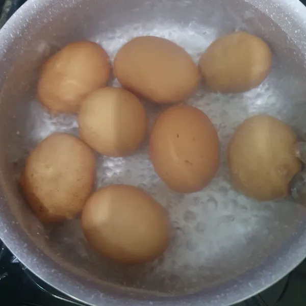 Rebus telur dalam air mendidih hingga matang. Tiriskan.