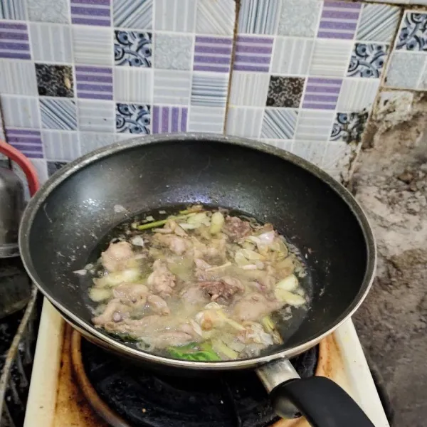 Panaskan minyak kemudian tambahkan kulit dan lemak ayam masak hingga setengah matang lalu masukkan bawang putih, bawang merah, jahe, sereh lalu masak hingga kulit kering setelah dingin saring minyak.