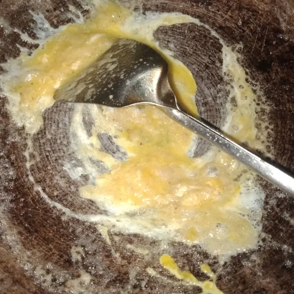 Tumis bumbu hingga harum lalu masukkan 1 butir telur, orak-arik.