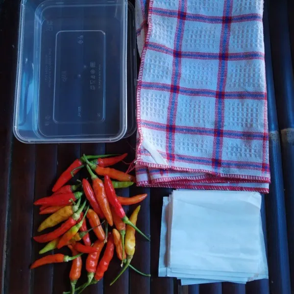 Siapkan bahan-bahan yang diperlukan.