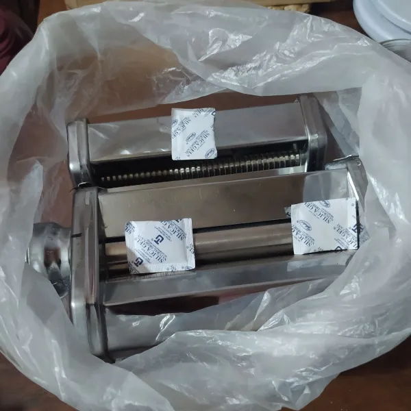 Setelah diangin-anginkan, simpan ke dalam plastik dan masukkan beberapa silica gel. Tutup rapat.