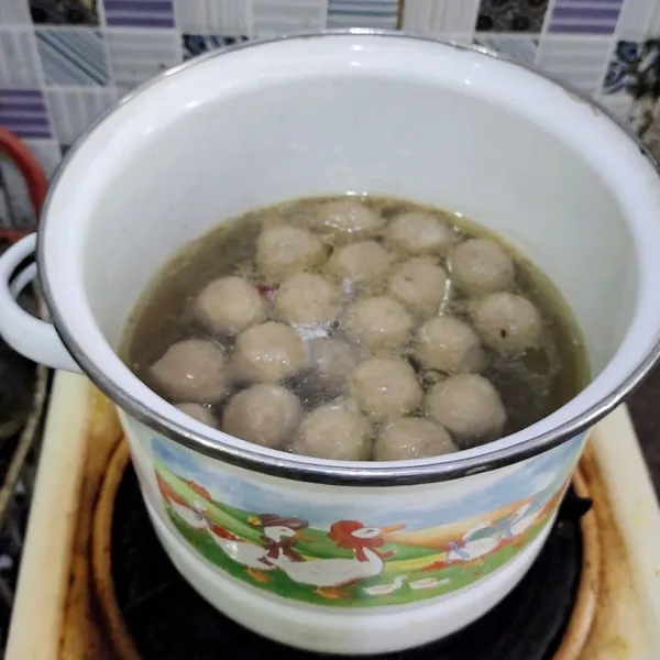 Rebus bakso dan beri 2 sendok makan minyak ayam agar harum setelah mengapung angkat. Kemudian rebus juga mie hingga matang angkat dan tiriskan. Rebus sawi hijau sebentar saja sekitar 1 menit lalu angkat.