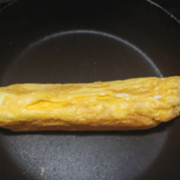 Pastikan seluruh sisi telur gulung matang merata