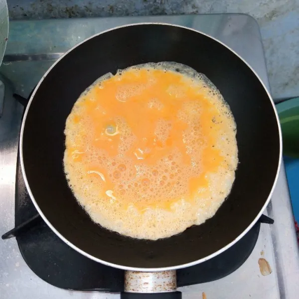 Kocok telur. Goreng sampai matang, kemudian potong tipis.