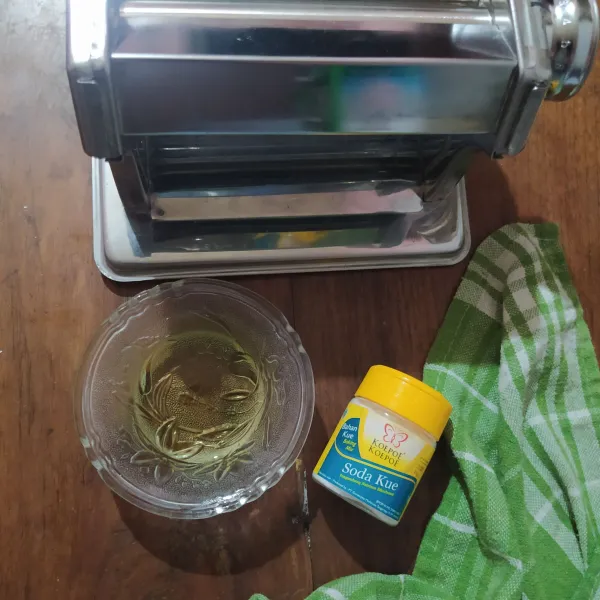 Jika ada yang berkarat, bersihkan dengan minyak dan soda kue. Celup serbet ke minyak, lalu tempelkan ke soda kue. Gosokkan ke bagian yang berkarat.