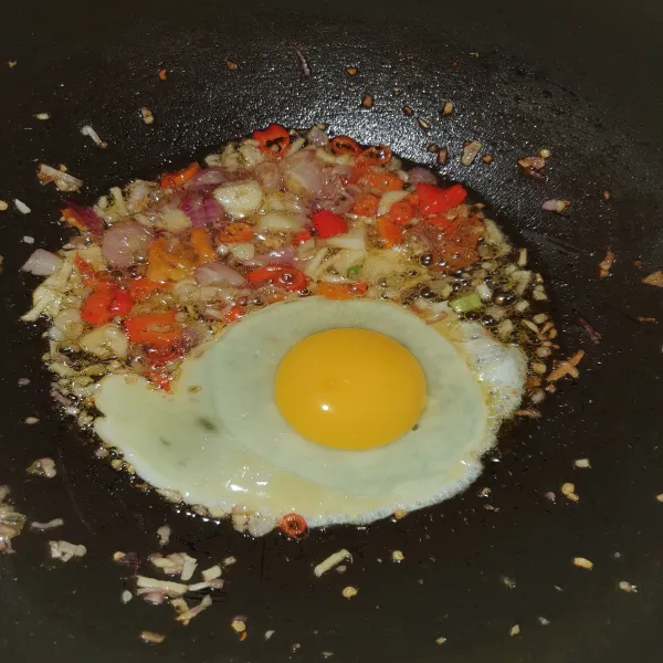 Sisihkan bawang merah, bawang putih dan cabe. Masukkan telur dan orak-arik.