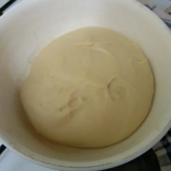 Tutup adonan dengan lap bersih atau plastik wrap, biarkan mengembang dua kali lipat.