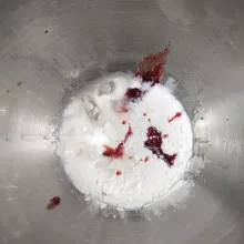 Masukkan cream cheese, wiping cream, es batu, dan selai strawberry. Kocok mengginakan mixer sampai kental. Setelah kental, masukkan ke dala, plastik, lalu ikat plastik dan gunting ujungnya untuk keluar isian selai strawberry.