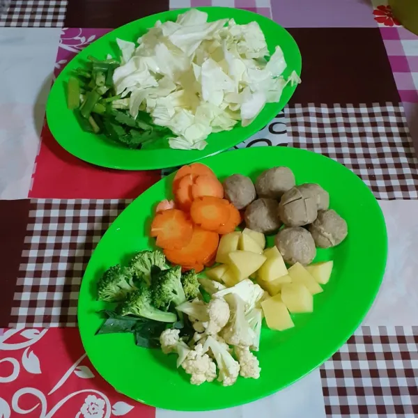 Cuci dan iris kembang kol, brokoli, wortel, kentang, kubis, daun bawang, seledri dan tomat. Kerat-kerat bakso.
