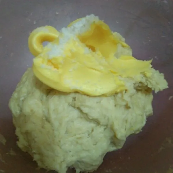 Siapkan wadah kemudian masukkan tepung terigu, ragi instan, dan gula pasir lalu aduk rata. Tambahkan telur dan air kemudian uleni hingga rata. Tambahkan margarin dan garam, uleni hingga kalis.