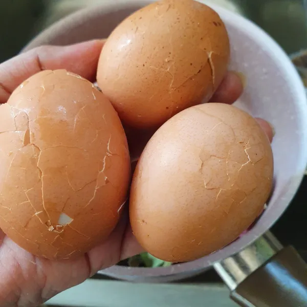 Ketuk permukaan telur hingga membentuk retakan. Buat retakan kecil, pastikan seluruh permukaan membentuk retakan tanpa membuat kulit telur terkelupas.