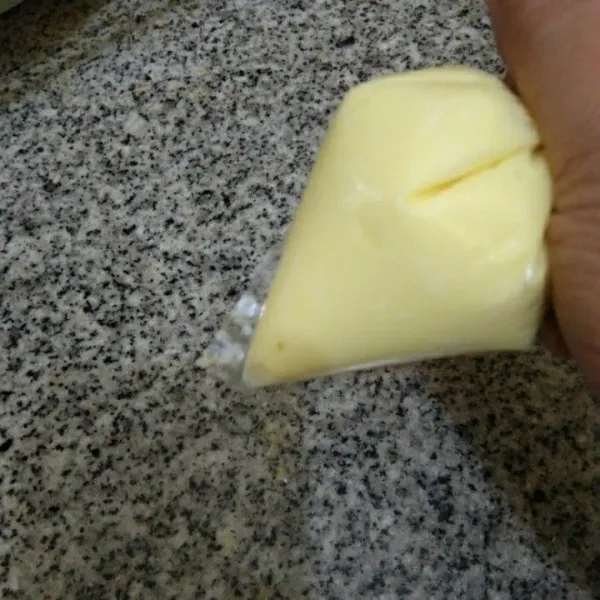 Buat bahan isian keju (cheese filling) berupa campuran keju oles dan susu cair. Masukkan ke dalam plastik, ikat ujung plastik dan gunting dibagian plastik yang mengerucut.