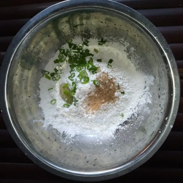 Campur dalam satu wadah tapioka, terigu, bawang putih, kaldu bubuk, garam, penyedap, daun bawang.