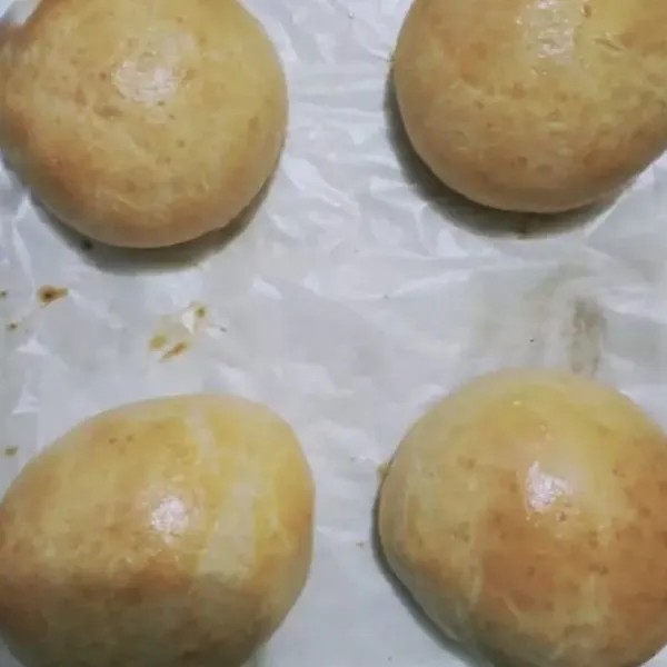 Susun bulatan adonan pada loyang yang dialasi baking paper, olesi bagian atasnya dengan kuning telur kemudian oven dengan suhu 180°C selama 20 menit.