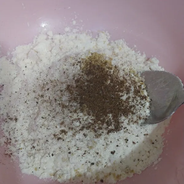 Campurkan bahan kering dan bumbu. Tambahkan air lalu aduk hingga rata.