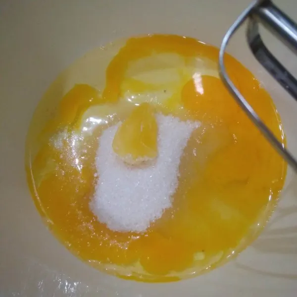 Kocok telur, gula dan sp dengan kecepatan tinggi hingga putih kental berjejak.
