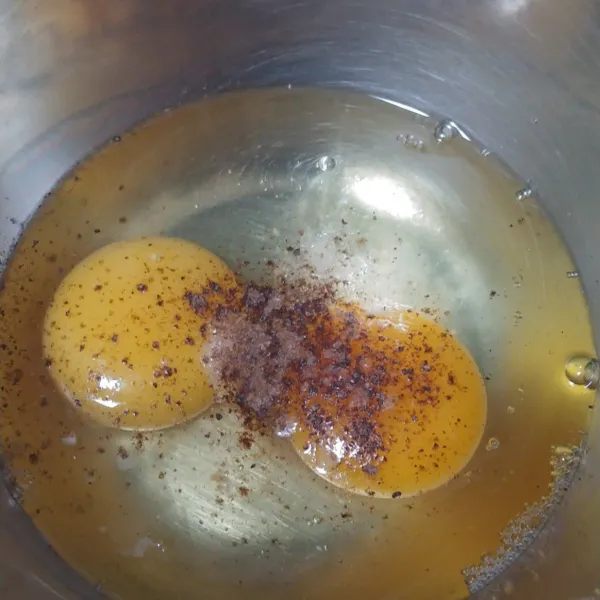 Kocok telur lalu bumbui dengan garam dan lada bubuk