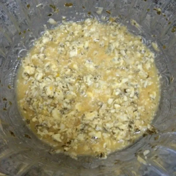 Siapkan olesan bawang putih berupa telur ayam, parsley, margarin, butter, susu kental manis, bawang putih, dan madu kemudian aduk rata.