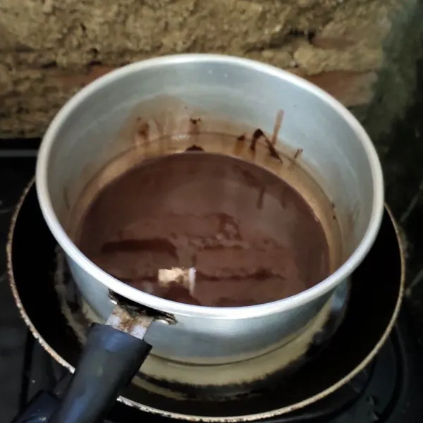 Tim dark cooking chocolate dan minyak hingga cair lalu tunggu hingga hangat.