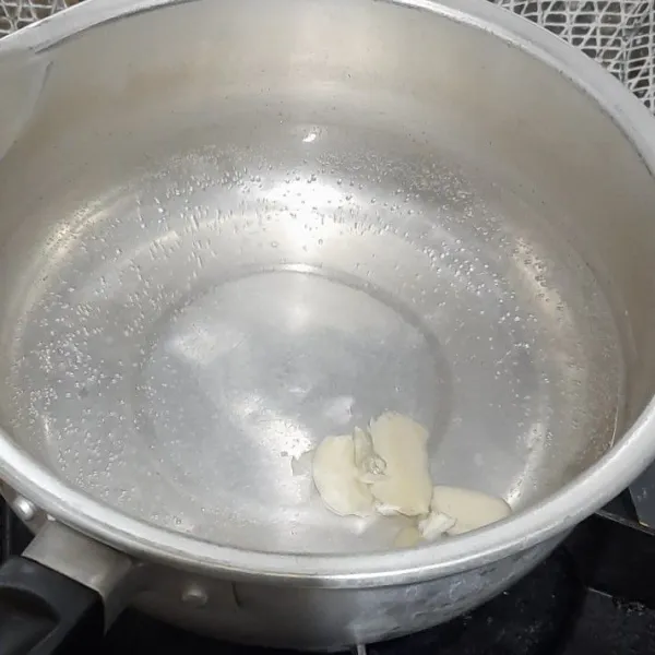 Didihkan air, lalu masukkan bawang putih yang telah digeprek dan masak 3 menit.