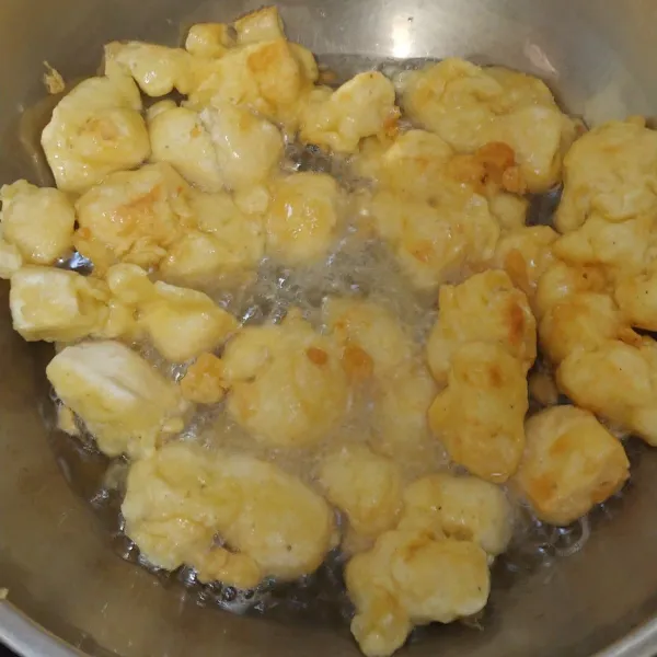 Panaskan minyak lalu goreng tahu hingga berubah warna kuning keemasan atau jika sudah garing, angkat dan tiriskan.