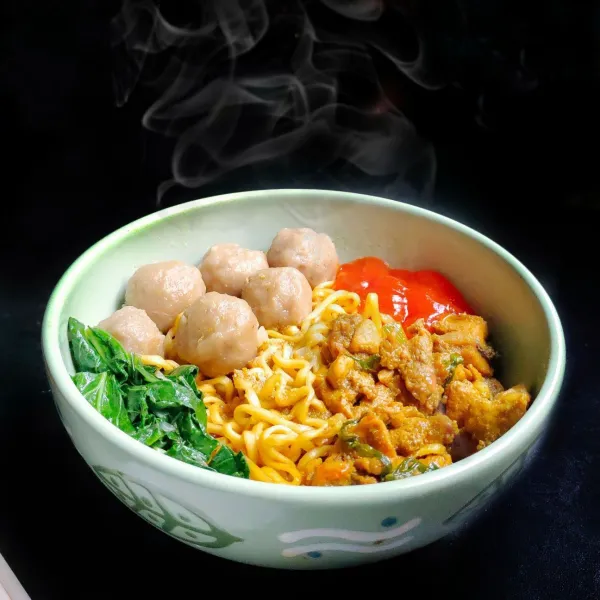 Siapkan mangkok Lalu beri sejumput garam merica, 2 sdm minyak ayam, sedikit kecap, masukkan mie bakso, sayur, tambahkan ayam dan kuahnya diatas mi. Sajikan bersama saus sambal. Beri taburan bawang goreng.