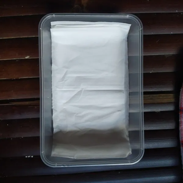 Siapkan kontainer makanan, alasi dengan tisu kering.