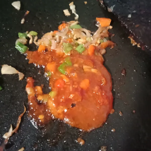 Kemudian tambahkan saus dan kecap, aduk rata.