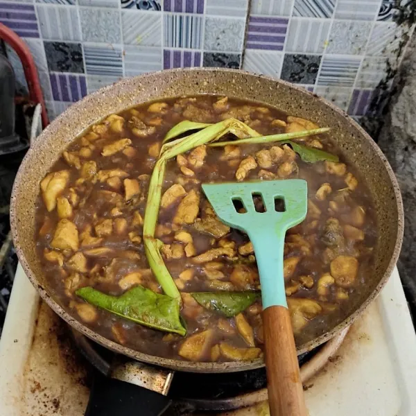 Tambahkan jahe, daun jeruk, ayam aduk hingga berubah warna kemudian tambahkan kecap dan air aduk rata tambahkan garam gula merica, minyak wijen, saus tiram lalu cek rasa.