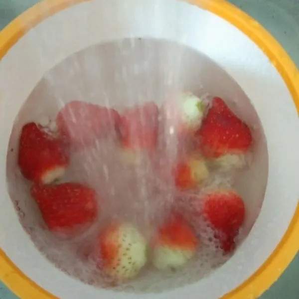 Cuci bersih buah strawberry
