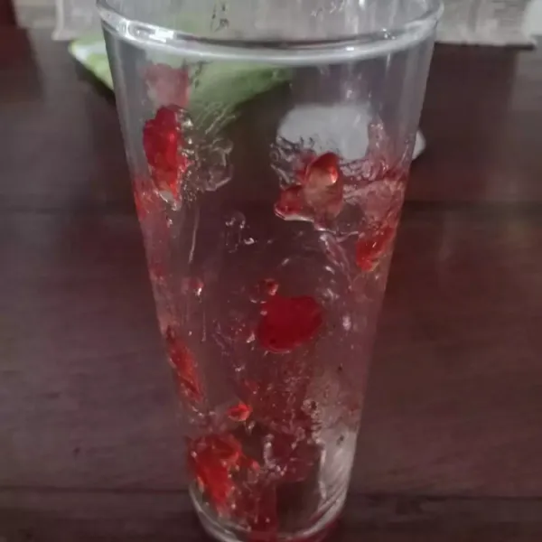 Siapkan gelas dan beri selai stroberi.