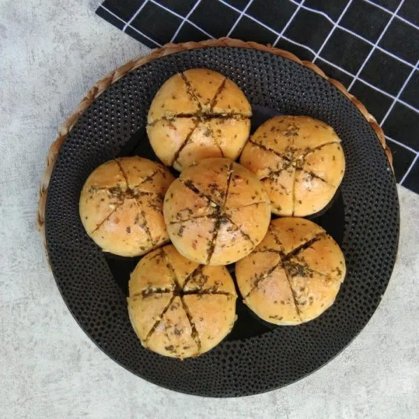 Keluarkan roti, dinginkan pada cooling rak, sajikan selagi hangat.