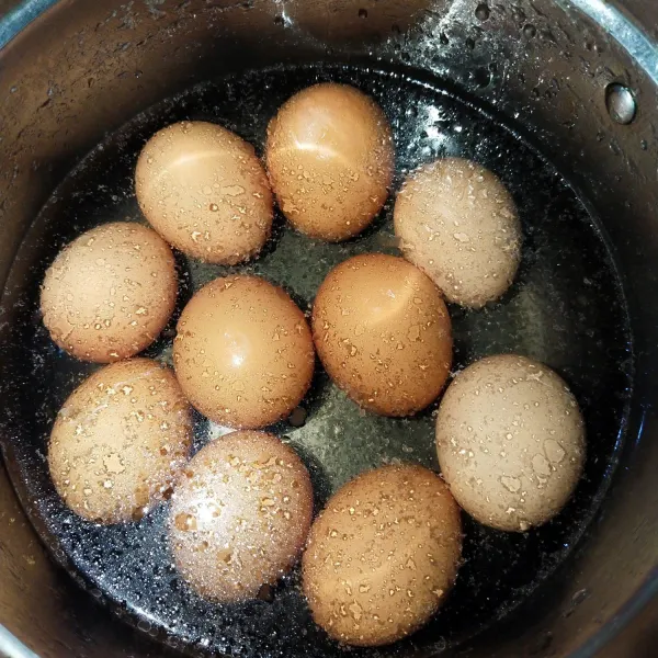 Setelah telur rebus sudah matang dinginkan sampai dingin.