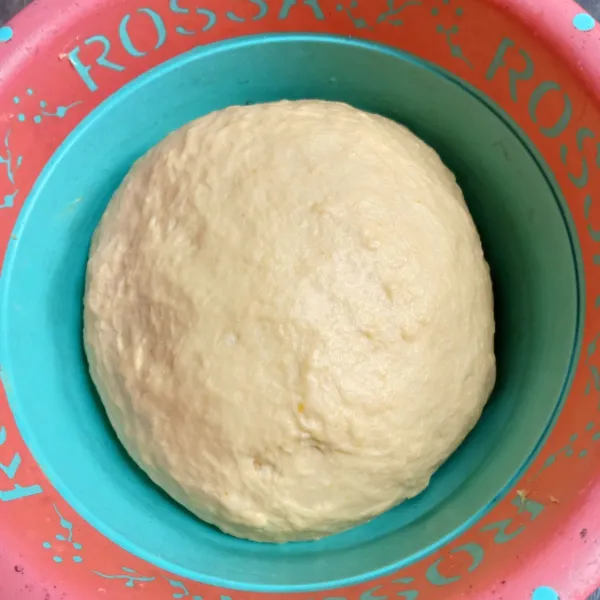 Tutup dan diamkan adonan selama 1 jam atau hingga mengembang 2x lipat.