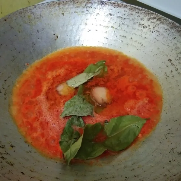 Haluskan bumbu seperti bawang merah, bawang putih, cabe merah besar, cabe merah keriting, cabe rawit dan tomat, tumis beserta lengkuas dan daun salam hingga harum.
