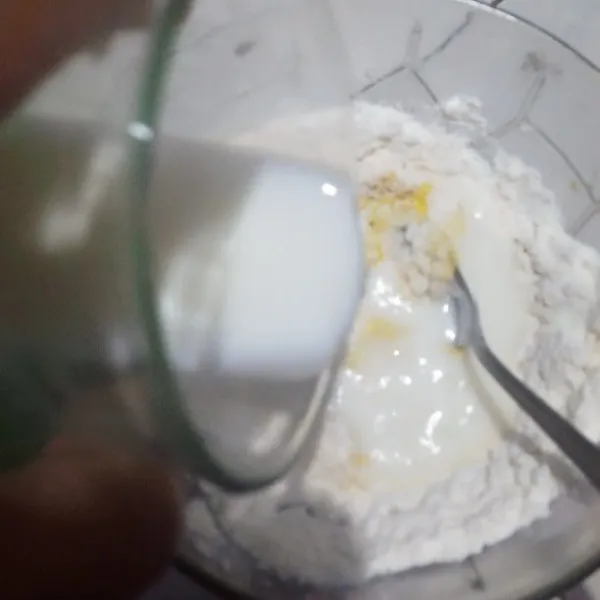 Tambahkan susu cair kemudian aduk rata sampai menjadi adonan