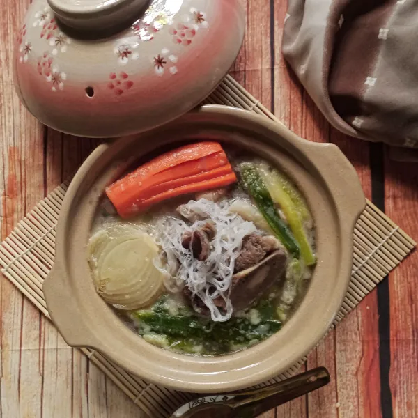 Dalam mangkuk sajikan iga sapi, lobak atau wortel, bawang bombay, dan tambahkan atasnya dengan dangmyeon (bihun korea) lalu siram kuah dan siap disajikan hangat.