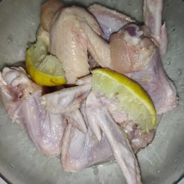 Cuci bersih sayap ayam lalu beri air perasan jeruk lemon. Diamkan selama 10 menit.