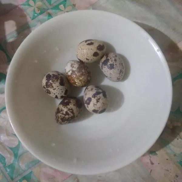 Tiriskan telur puyuh.