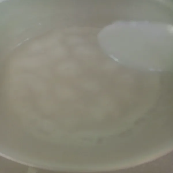 Larutkan gula dan tepung beras dalam 200ml air, lalu masak. Aduk terus hingga matang meletup-letup.
