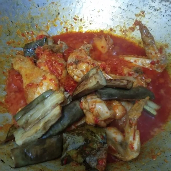 Masukan terong goreng, masak sebentar saja.