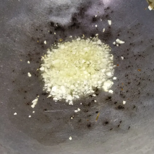 Siapkan wajan lalu panaskan 3 sdm minyak goreng. Tumis bawang putih yang sudah dicincang hingga harum.