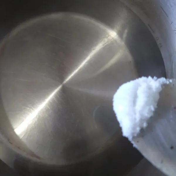 Rebus air dan beri dengan 1/2 sdt garam.