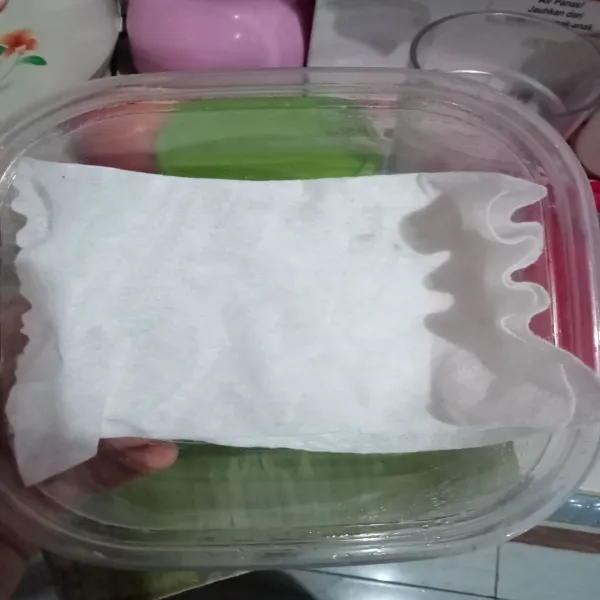 Tips menyimpan tempe, ambil wadah kedap udara, alasi tisu dapur food grade agar menyerap kelembaban tempe.