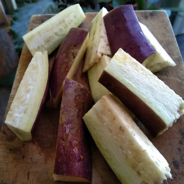 Potong terong ungu.
