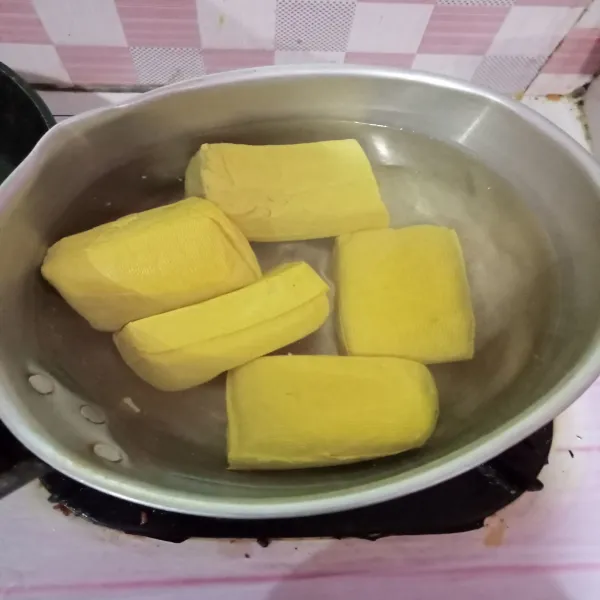 Rebus tahu selama 5 menit, matikan api. Lalu biarkan dingin.