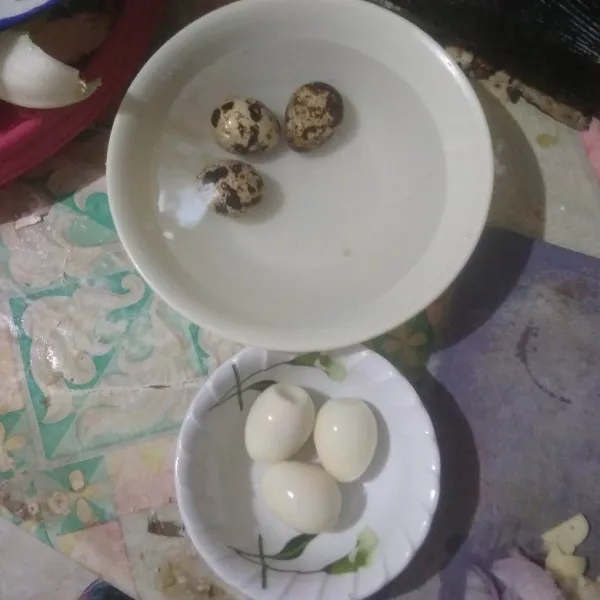 Mulai kupas telur puyuh.