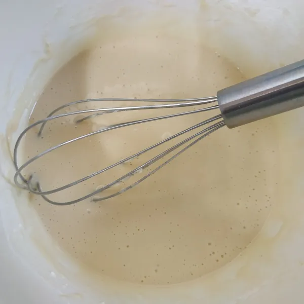 Masukkan tepung terigu, tepung beras, tepung tapioka, garam dan vanili. Tambahkan susu cair aduk hingga adonan tercampur rata dan tidak bergerindil.