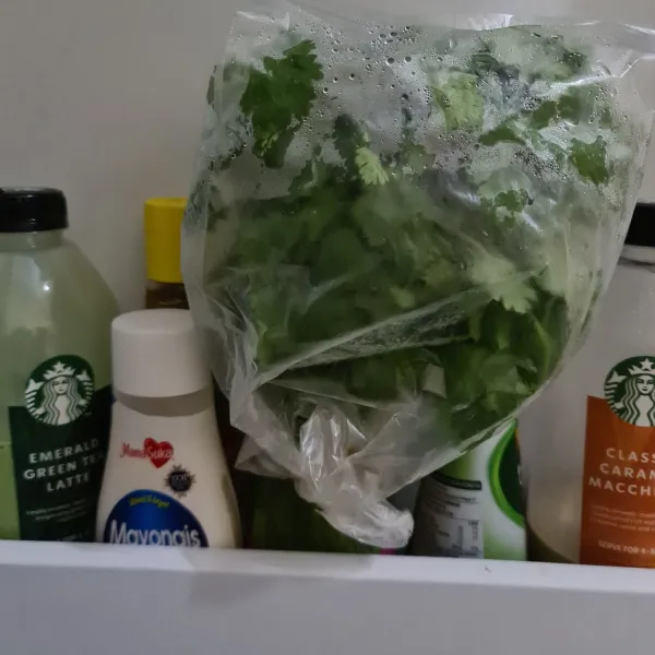 Daun ketumbar tetap segar dan tidak mudah busuk dengan penyimpanan seperti ini.