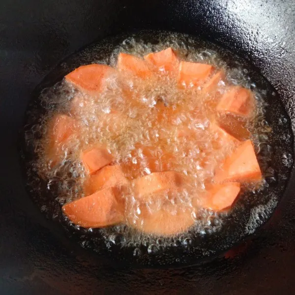 Goreng ubi sampai empuk dan matang, kemudian angkat dan sisihkan.